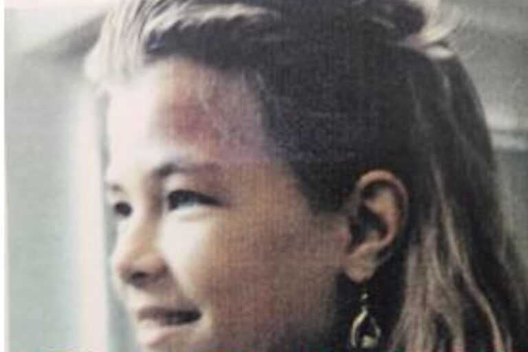 Ilustración de una lupa sobre documentos de investigación policial, representando la resolución de un caso antiguo.