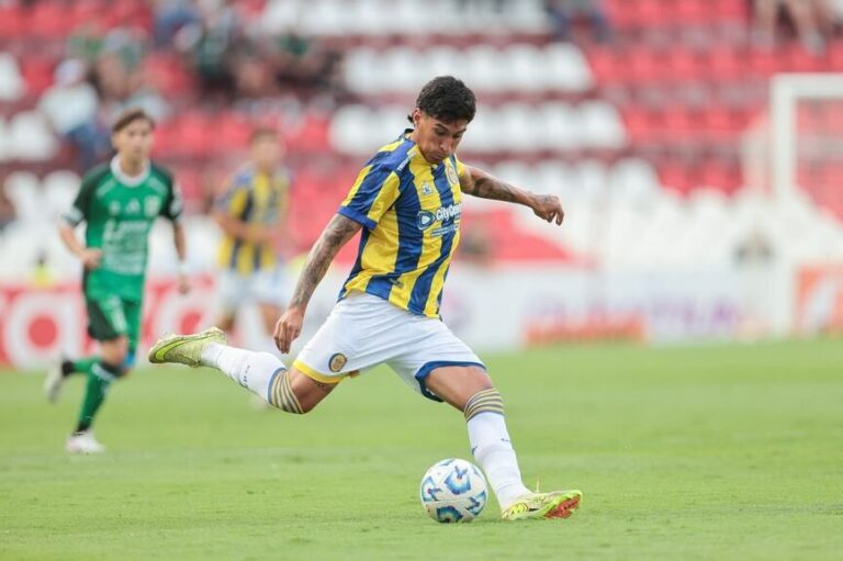 Escudos de Rosario Central y Atlético Tucumán enfrentados, con el estadio Gigante de Arroyito de fondo.
