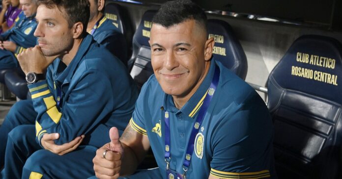Jugadores de Rosario Central y Sarmiento de Junín en acción en el estadio Gigante de Arroyito.