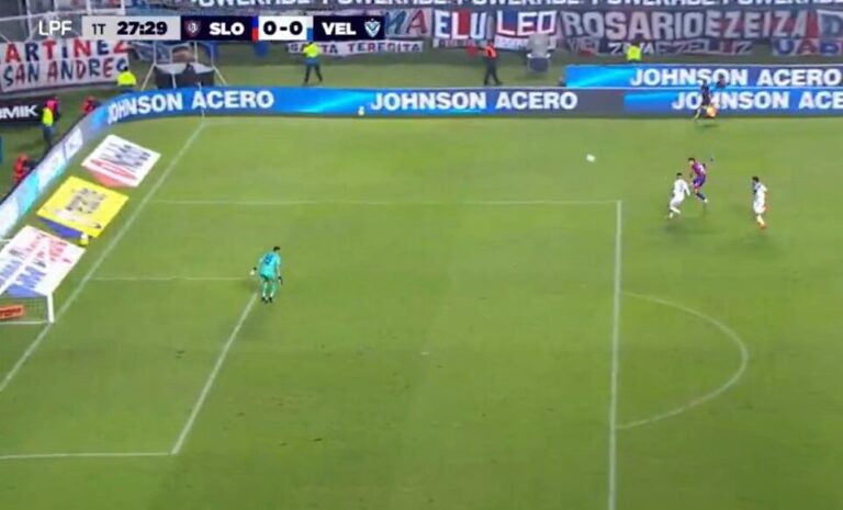 Jugadores de San Lorenzo y Vélez Sarsfield durante el partido en el estadio José Amalfitani.