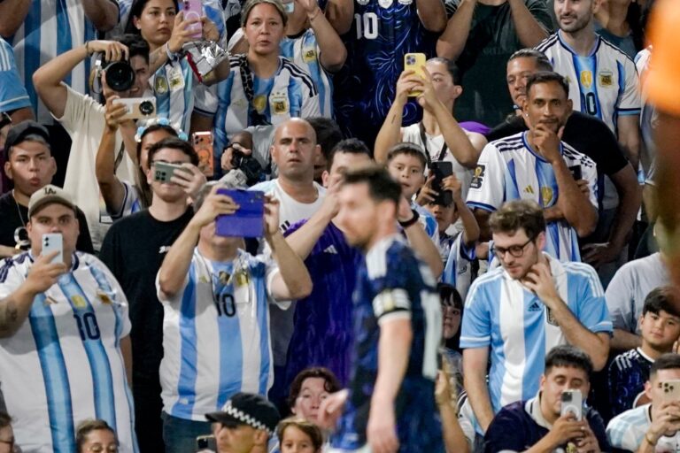 Jugadores de la selección argentina, incluido Lionel Messi, celebran un gol durante el partido amistoso ante Zambia en La Bombonera.