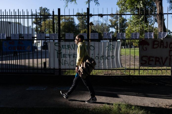 Empleados del Servicio Meteorológico Nacional trabajando en una estación de monitoreo