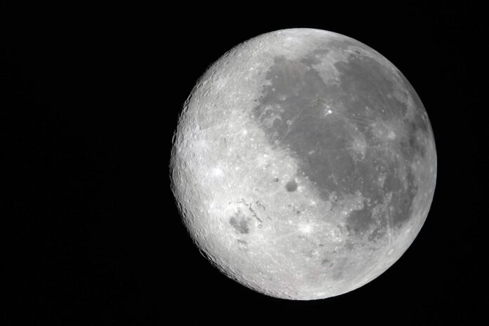 Ilustración de una nave espacial realizando un sobrevuelo cerca de la superficie lunar.