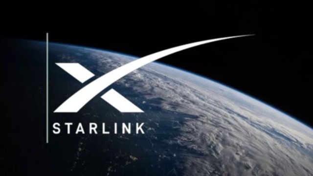 Antena Starlink Mini instalada en el techo de un automóvil en ruta argentina
