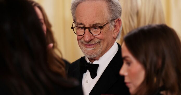 Retrato del director de cine Steven Spielberg.