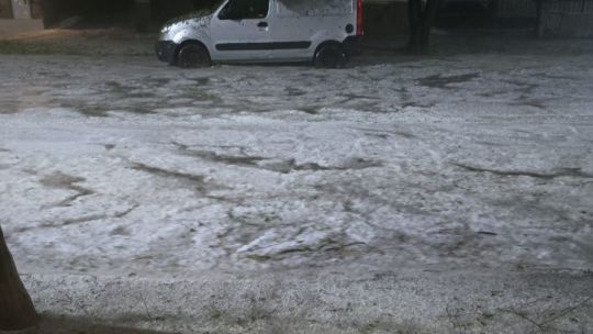 temporal-en-rio-tercero-impactante-caida-de-granizo-causo-destrozos-y-voladuras-de-techos Calles anegadas y restos de granizo en Río Tercero tras el temporal