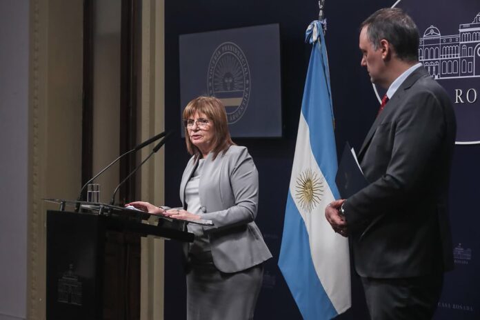 tensiones-internas-oficialismo-adorni-bullrich-observacion Fotografía de los políticos argentinos Patricia Bullrich y Manuel Adorni en eventos separados.