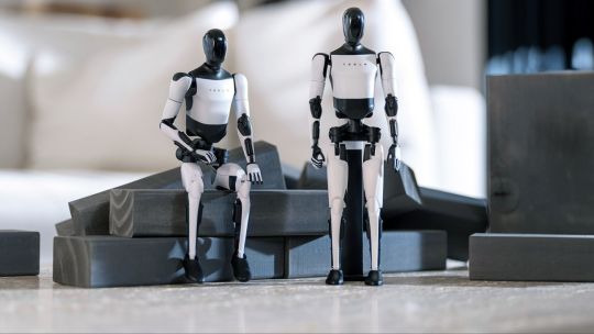 Robot humanoide Optimus Gen 3 de Tesla realizando tareas domésticas en una cocina.