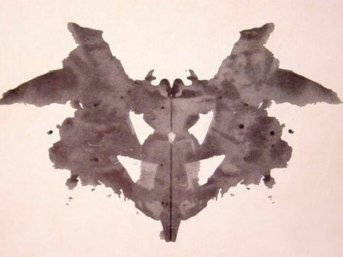 Lámina del test de Rorschach con manchas simétricas en blanco y negro