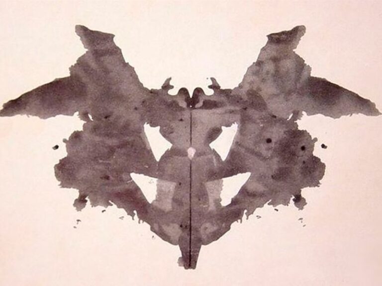 Lámina del test de Rorschach con manchas simétricas en blanco y negro