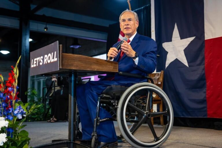 Gobernador de Texas Greg Abbott en conferencia de prensa