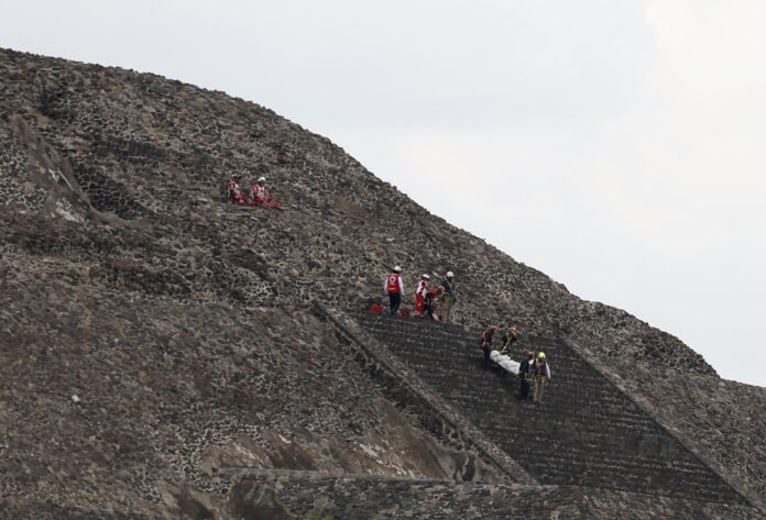 Vista aérea de la zona arqueológica de Teotihuacán, mostrando las pirámides del Sol y la Luna.