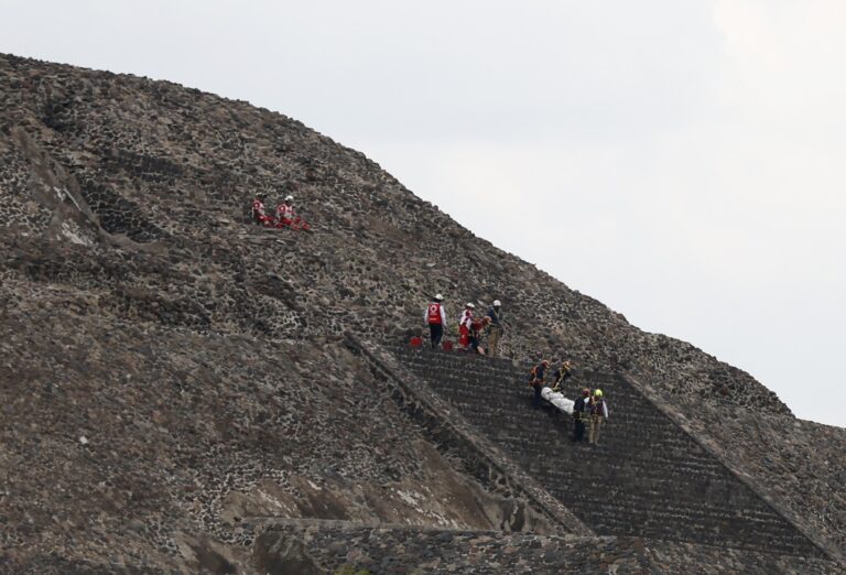 Vista aérea de la zona arqueológica de Teotihuacán, mostrando las pirámides del Sol y la Luna.
