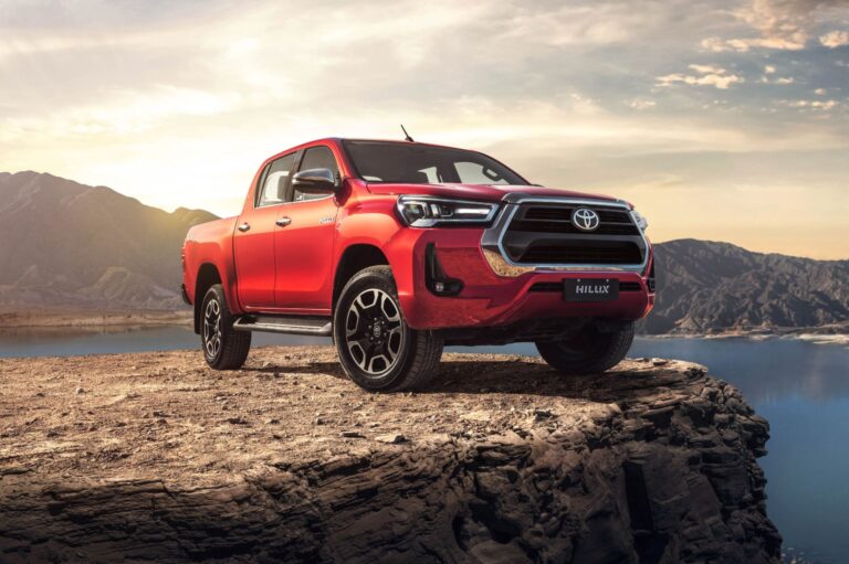 Toyota Hilux 2026 estacionada, pickup más vendida en Argentina.
