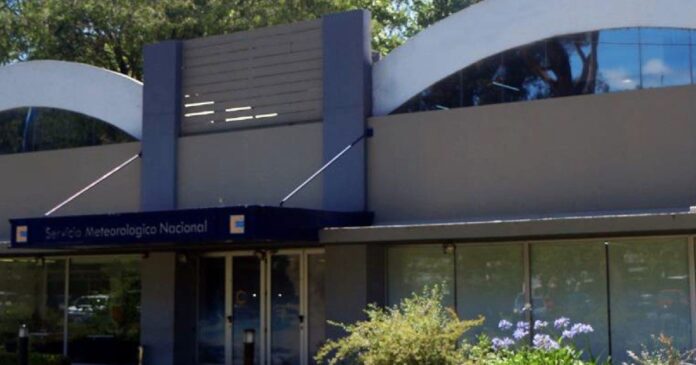 Trabajadores del Servicio Meteorológico Nacional en reunión informativa