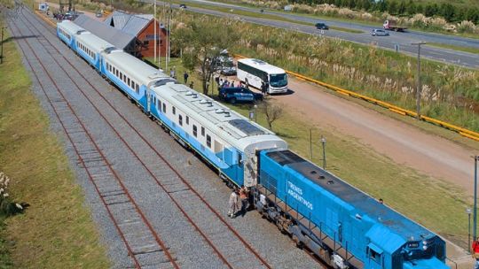 Coche motor CAF Serie 593 del Tren Patagónico en la estepa rionegrina