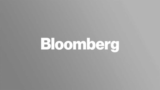 Donald Trump hablando por teléfono en el Despacho Oval