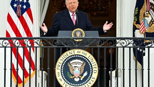 Mapa de Medio Oriente con localización de Irán y el estrecho de Ormuz, superpuesto con gráficos de mercados financieros.