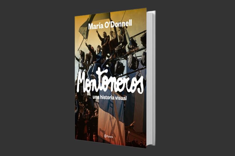 Fotografía en blanco y negro de Rodolfo Walsh escribiendo en una máquina de escribir.