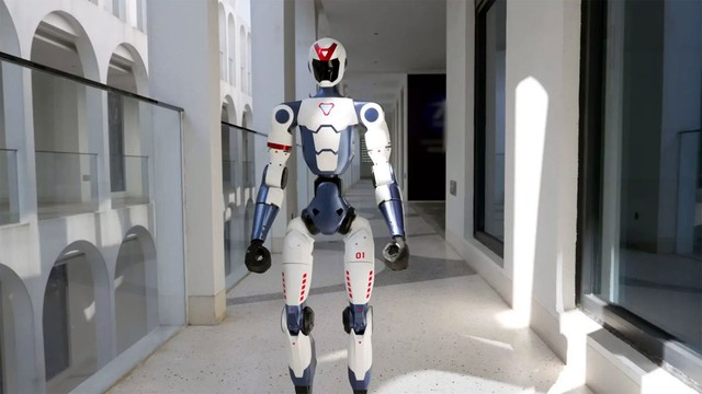 Robot humanoide Unitree R1 realizando una voltereta, mostrando su agilidad y diseño compacto.