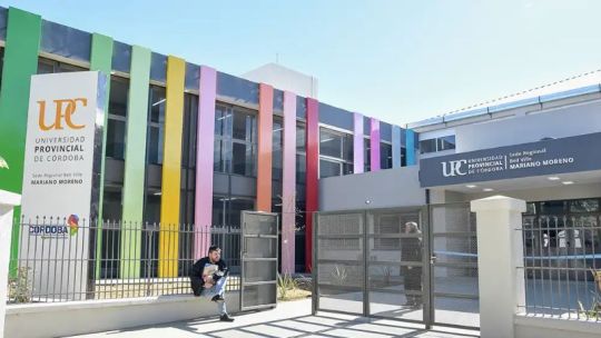 Edificio de la Universidad Provincial de Córdoba con estudiantes en el ingreso