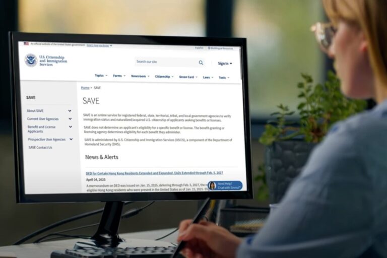 Logotipo del Servicio de Ciudadanía e Inmigración de Estados Unidos (USCIS) junto a un documento de inmigración.