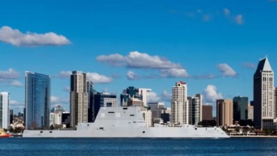 El destructor USS Zumwalt navegando en el mar tras su proceso de modernización.