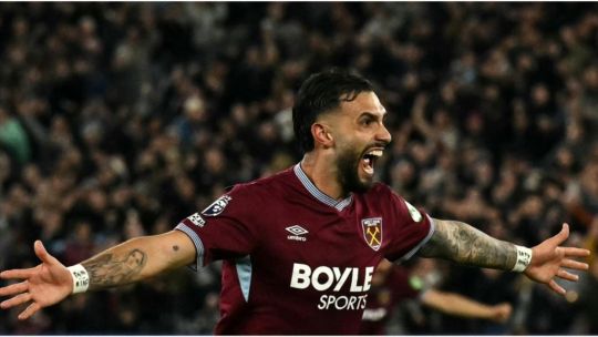 Valentín Castellanos, delantero del West Ham, celebrando un gol con su equipo.