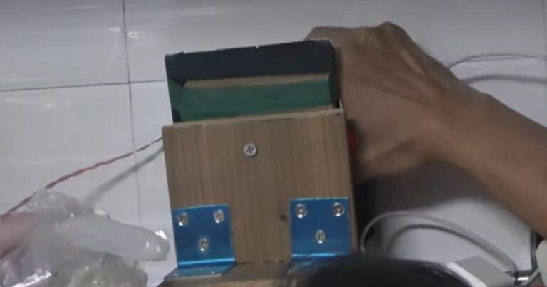 Ilustración de un parlante junto a una pared, representando un conflicto vecinal por ruidos.