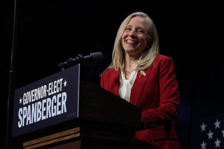 Gobernadora Abigail Spanberger firmando leyes en su despacho.