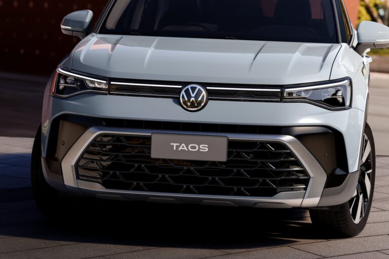 Volkswagen Taos 2026, SUV color gris en exhibición