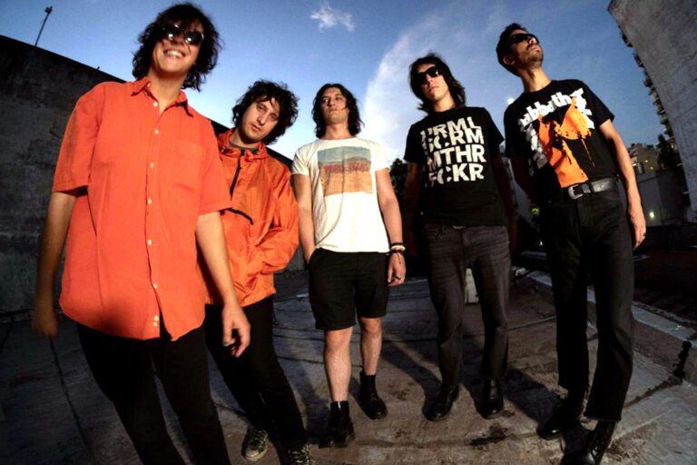 Integrantes de la banda argentina Winona Riders en una presentación en vivo.