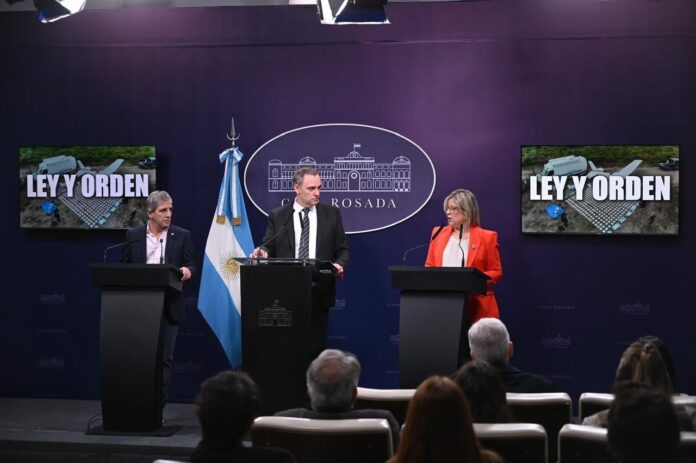 Manuel Adorni y Luis Caputo en conferencia de prensa en Casa Rosada