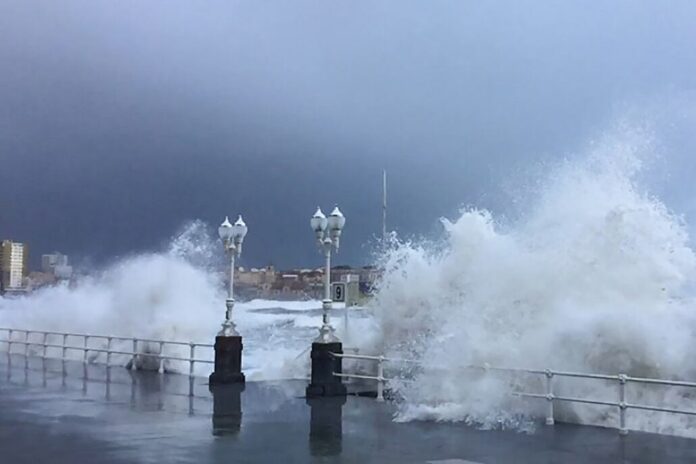 Imagen de la costa bonaerense con cielo nublado y mar agitado por vientos fuertes