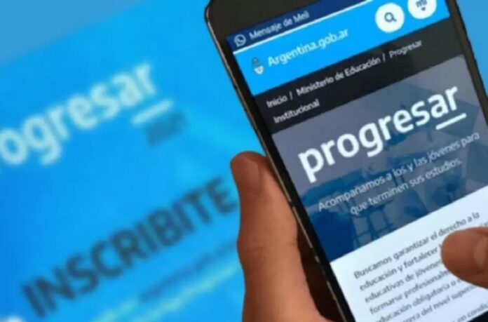 Estudiante con cuaderno y laptop, representando las Becas Progresar
