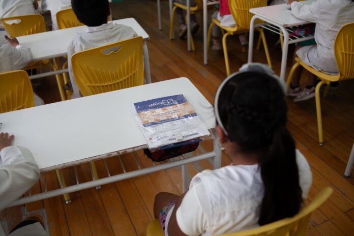 Estudiantes en un aula realizando la prueba Aprender