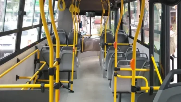 Colectivo y tren en el AMBA con cartel de aumento de tarifas