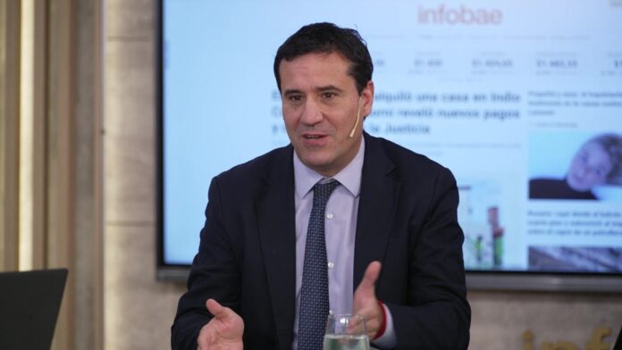 Sesión del Senado con legisladores en comisión