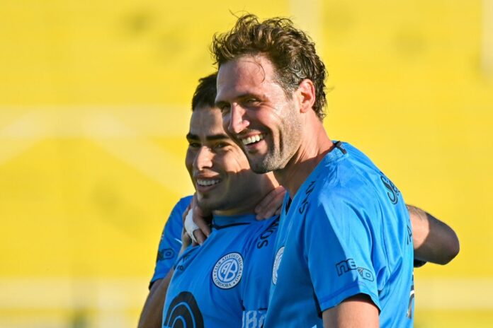 Jugadores de Belgrano celebrando en la cancha