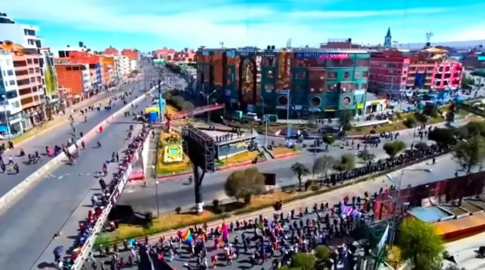 Convoy de vehículos con banderas blancas avanza por carretera en Bolivia