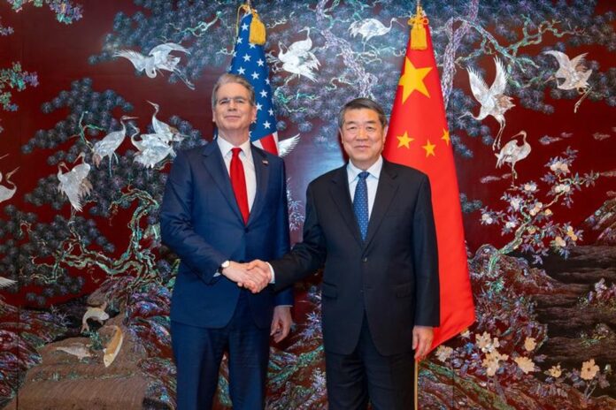 El viceprimer ministro chino He Lifeng con el secretario del Tesoro estadounidense Scott Bessent