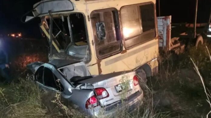 choque-auto-camion-corrientes-tres-hermanos-fallecidos-velatorio Vista del lugar del siniestro vial en la Ruta Nacional 118, con un camión y un auto incrustado debajo