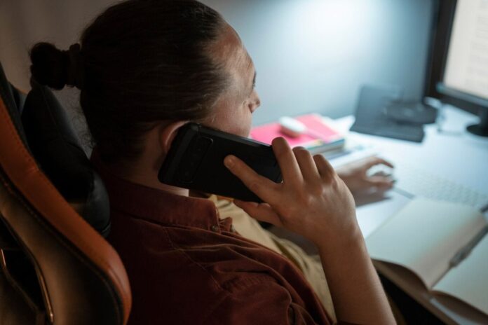 Mujer hablando por teléfono con un banco