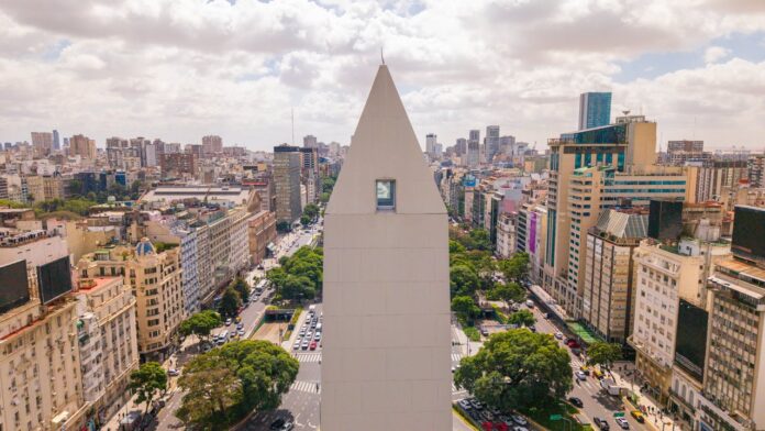 Vista del Obelisco en la Ciudad de Buenos Aires con cielo despejado