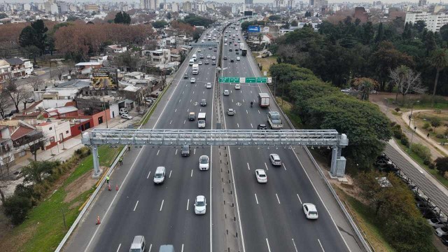 conductores-celular-pago-peajes-como-funciona-argentina Conductor usando celular para pagar peaje en autopista argentina