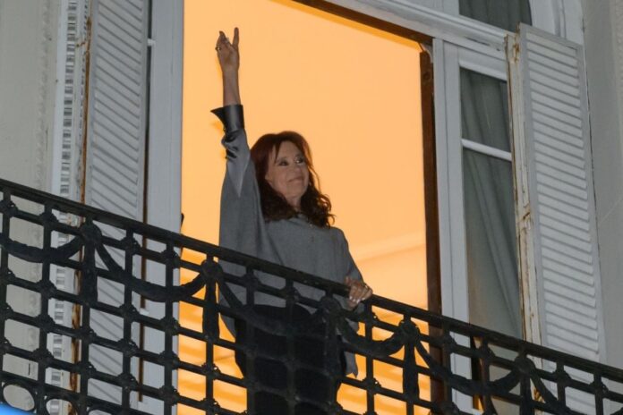 Cristina Kirchner saludando desde el balcón de su departamento en Constitución durante la marcha universitaria