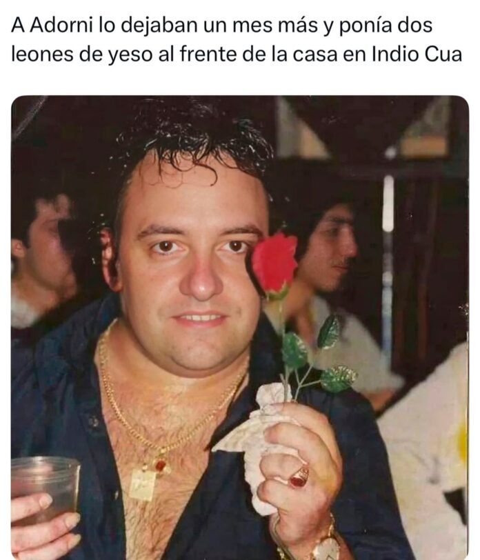 Manuel Adorni en una conferencia de prensa, vestido formalmente