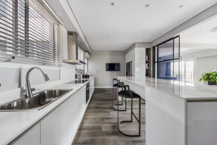 Mesada de cocina de cuarzo con diseño moderno y encimera brillante