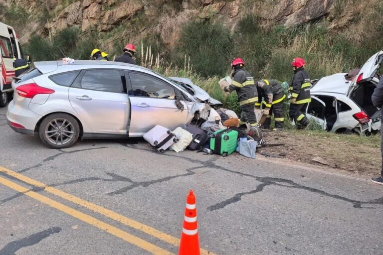 Vehículos siniestrados en la ruta 76 tras el choque frontal en Abra de la Ventana