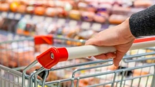 descuentos-supermercados-martes-19-mayo-2026 Persona pagando en supermercado con tarjeta